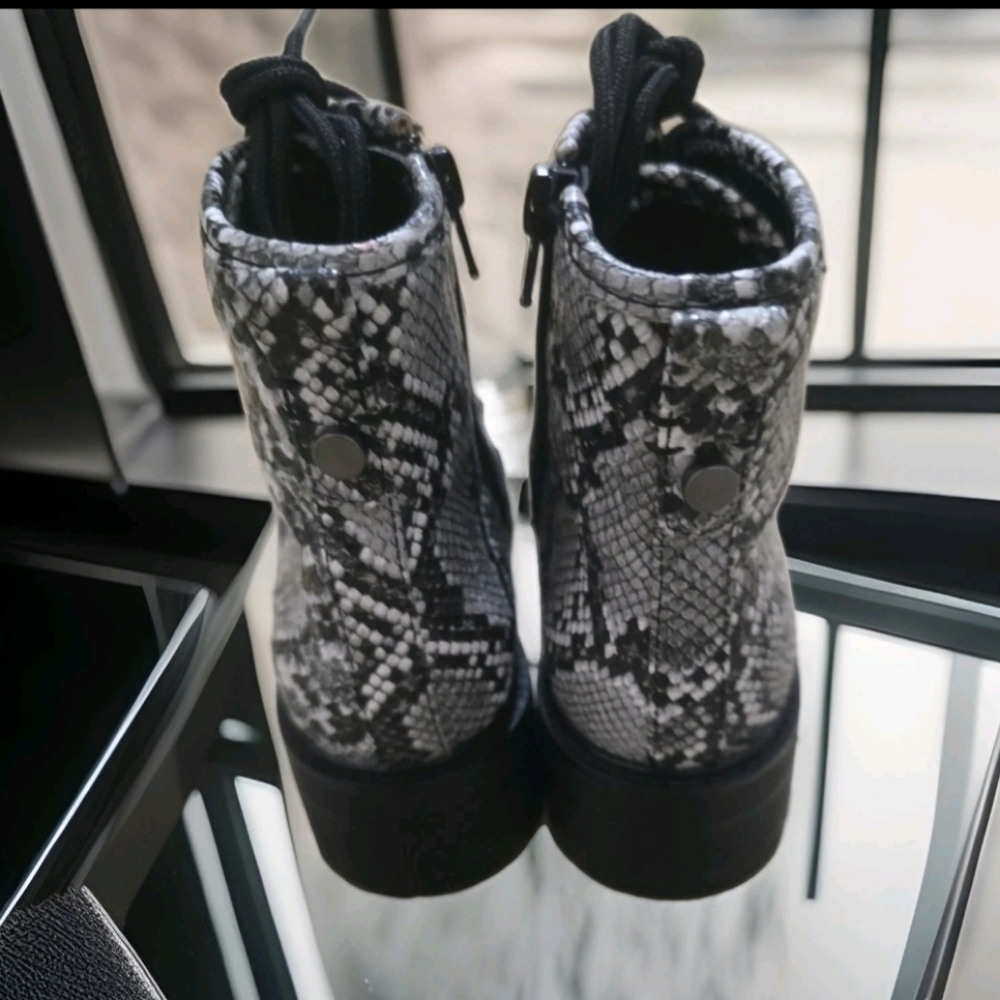 Adorable pre-loved Indigo Side Zip faux Snake Skin Combat Boots Sz 6. - Picture 4 of 8